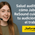 Joven agente de call center con auriculares Jabra mostrando el enfoque de salud auditiva en el trabajo.